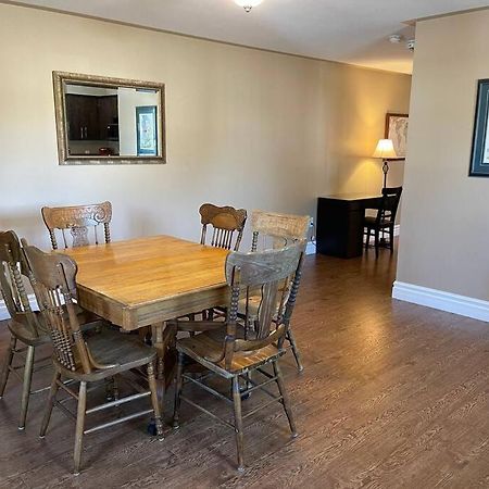 Cozy 2 Bedroom Home In Chatham - Left Side מראה חיצוני תמונה