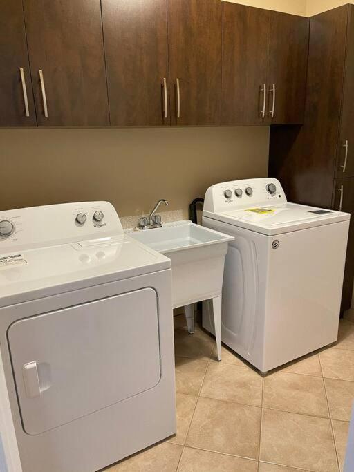 Cozy 2 Bedroom Home In Chatham - Left Side מראה חיצוני תמונה