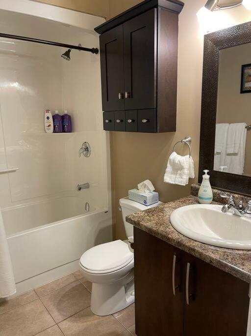 Cozy 2 Bedroom Home In Chatham - Left Side מראה חיצוני תמונה