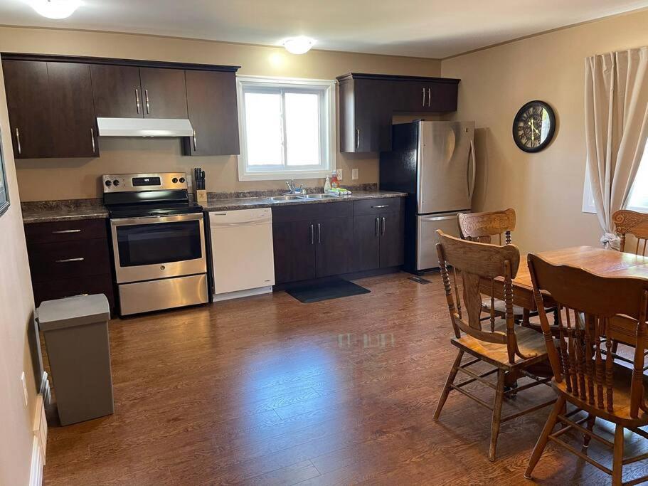 Cozy 2 Bedroom Home In Chatham - Left Side מראה חיצוני תמונה