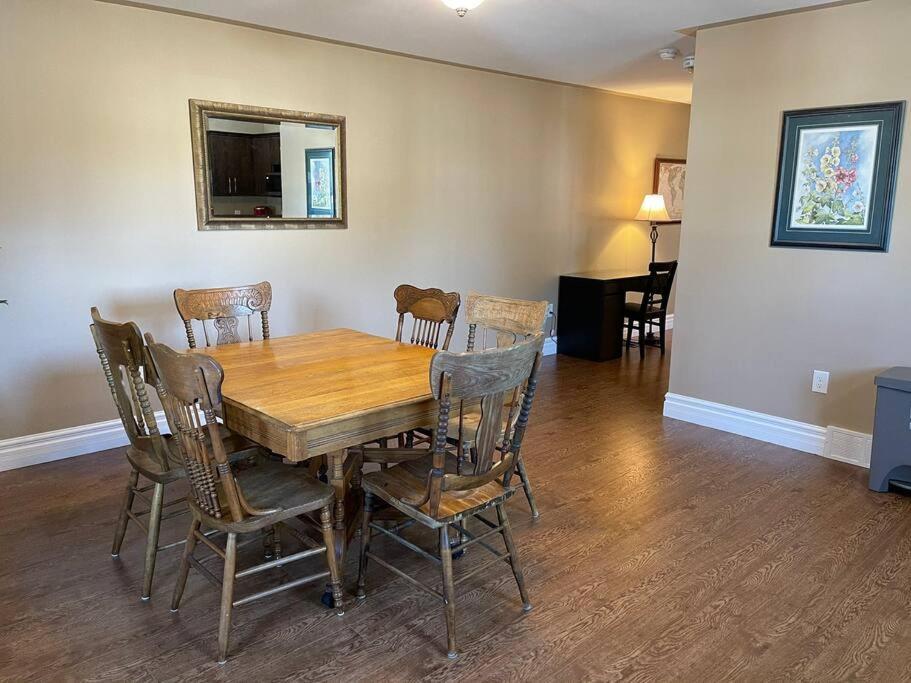 Cozy 2 Bedroom Home In Chatham - Left Side מראה חיצוני תמונה