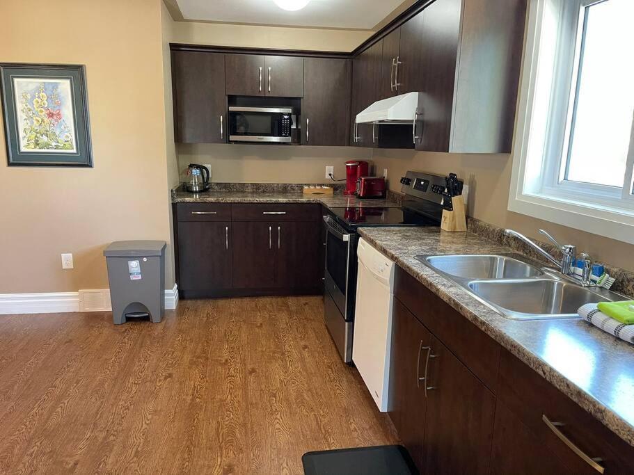 Cozy 2 Bedroom Home In Chatham - Left Side מראה חיצוני תמונה
