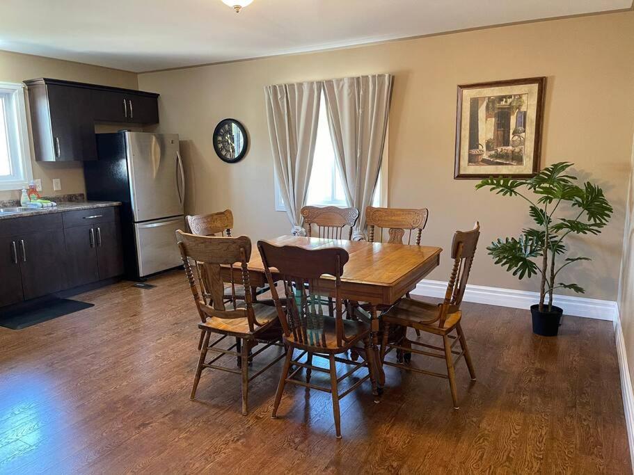 Cozy 2 Bedroom Home In Chatham - Left Side מראה חיצוני תמונה
